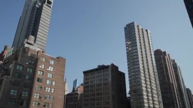 Açık Mavi Gök Altında Gökyüzü, Cam ve Tuğla Cepheleri Sabah Güneşini Yakalıyor, Yoğun Bakış Açısı Eğiliyor