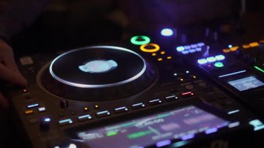 Işıklar ve Tabakla Aydınlatılmış DJ Kontrolörü, Renkli Düğmeler ve LCD Ekranı, Tempo ve Crossfader 'ı Ayarlayan Parmak uçları,