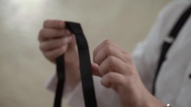 Fastening Bowtie (fistening Bowtie Strap) Törenin ilerisinde, Resmi Toplanmadan önce Ellerin Güvenli Boyunluğu Detaylı Görünümü