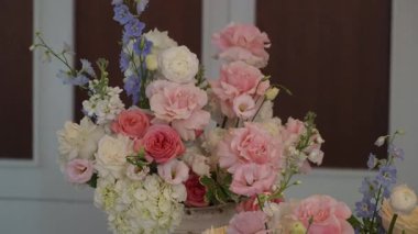 Seremoni, Delphinium ve Ranunculus karışımı için Pembe Lif Düzenleme Dekoratör Sunak Ekranı, Salon Arkaplanı, Romantik Pastel