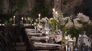 Çatı katında resmi Uzun Masa Yemeği, Etkinlik Planlayıcısı Finalleştirme Koltuğu, MaTre D Mumları Ayarlama,