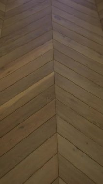 Chevron Meşe Parke Zemini kapatın, Tepeden Bakış Görünümü Sıcak Tahta Kalaslar Şekillendirilmiş Kereste, Görünür Tahıl ve Küçük Çivi Delikleri,