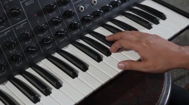 Vintage Stüdyoda Kapalı Klavye Elleri, Klasik Organ Üzerine Sıcak Analog Akordu Düzenleyen Besteci, İnce Pedal Çalışmaları