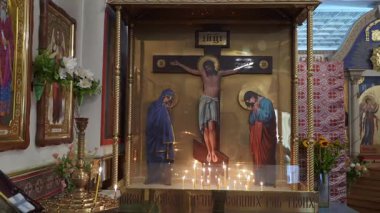 Haç ve mumlar Shrine Somber Parıltısı 'nda, Bakire ve Havari Simgeleri' nde yan haç, cilalı pirinç ayaklar, Yeminli Yansımalar, Sessizlik