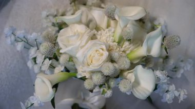 Beyaz gül buketi kumaş, zambak ve desenli dolgu, merkezi çiçek deseni katalog için çiçek deseni, yumuşaklık...