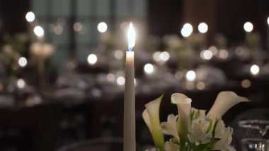 Parlayan Bokeh 'li Tek Torba Mumları, Resmi Işıklandırma Mumları, Wick Süsleme Görevlisi, Fotoğrafçı Alevli Zambak Yakalıyor