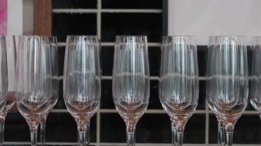 Boş Şarap Kadehleri Sıralaması, Metal Rafta Stemware Düzenleme, Cilalanmış Kristal Yansıtma Yumuşak İçgüdümlü