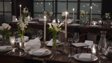 Çatı katında resmi Uzun Masa Yemeği, Etkinlik Planlayıcısı Finalleştirme Koltuğu, MaTre D Mumları Ayarlama,