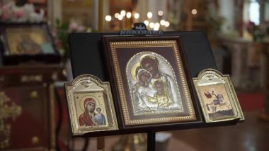 Altın Simgeler Ahşap Kapalı Öğretim Odası, Sıcak Mum Işığı, Bulanık Sığınak Arkaplanı, Parlak Çerçeveler, Süslü Metal Eserler, Mahrem