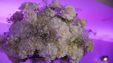 Büyük Mor Leke Çiçek Sahnede. Pale Roses ve Hydrangea 'yı çingene aksanıyla süslemek, kaldırımda yükselmek...,