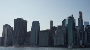 Şehir Skyline Rıhtımı Gündoğumu Cam Kuleler ve Nehir Yansımaları ile Modern Manhattan Skyline 'ın uzun panoramik görüntüsü, Sakin Sabah