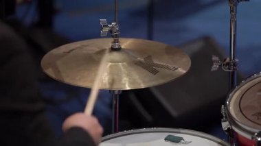 NEW YORK, ABD - 4 Ekim 2025: Drumstick Strikes Cymbal, Yüksek çözünürlüklü Stüdyo Fotoğrafı Parıltı ve Yankı Efektleri ile Zile Vuruşunu Gösteriyor