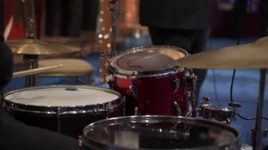 NEW YORK, ABD - 4 Ekim 2025: Canlı Davul Topluluğu, Renkli Davullar ve Sahne Işıkları, Müzikal Aydınlatma ve Performans Ortamının Yakın İncelemesi