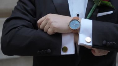 NEW YORK, ABD - 4 Ekim 2025: Damat Saati ve Kol düğmesini Siyah Smokinle Ayarlama, Yaka Noktası, Sabit Eller Sabit Zaman Kayışı, Lüks Deri Kayışlar