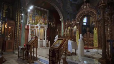 NEW YORK, ABD - 7 Ekim 2025: Iconostasis, Candlelit Aisles and Lectern, Gilded Icons and Frescoed Dome, Mermer Döşeme ve Kemerlerle süslü Ortodoks Kilisesi İçişleri,