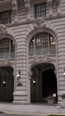 NEW YORK, ABD - 2 Ekim 2025: Süslü Fenerler ve Taş oymacılarıyla Grand Arched Otel Girişi, Threshold Concierge Concierge Sahnesi Önerilen, Tasarlanmış