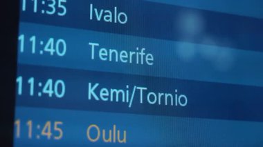 Bir havaalanı terminalinde Kemi / Tornio, Oulu, Kajaani, Kopenhag ve Jyvaskyla gibi çeşitli noktalar için uçuş bilgi ekranı kalkış saatlerini listeler.