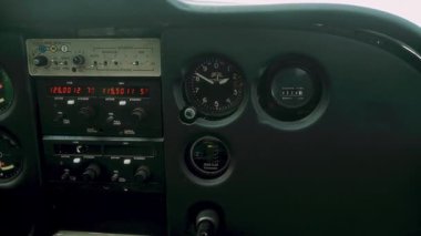 Küçük bir uçaktaki kokpit aletleri, sınırlı bir alandaki havacılığın operasyonel dinamiklerini vurgulayan ölçüm ve kontrollerde değişen ölçümler gösteriyor.
