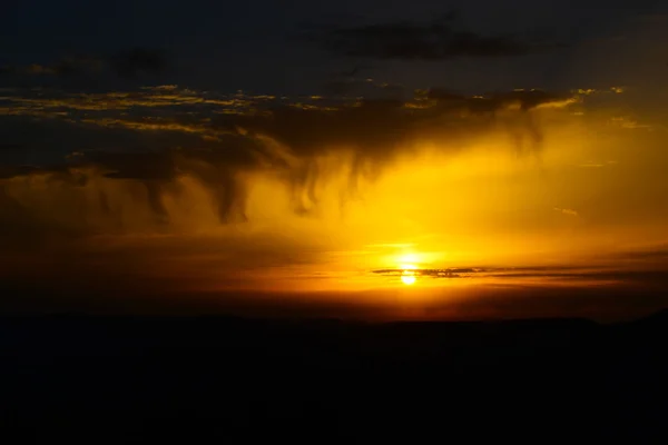 Belo pôr-do-sol amarelo com nuvens — Fotografia de Stock