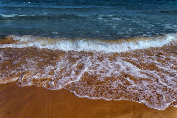 Lambendo Das Ondas Praia Arenosa Pequenas Ondas Mar Com Água — Fotografia de Stock