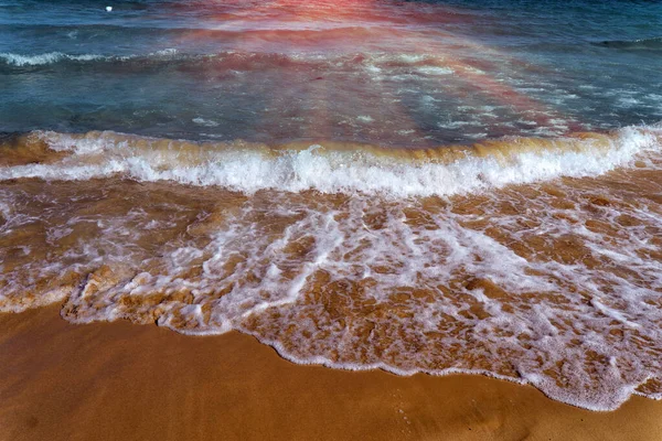 Lambendo Das Ondas Praia Arenosa Pequenas Ondas Mar Com Água — Fotografia de Stock