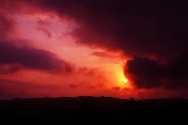 Красный Закат Солнцем Облаками — стоковое фото