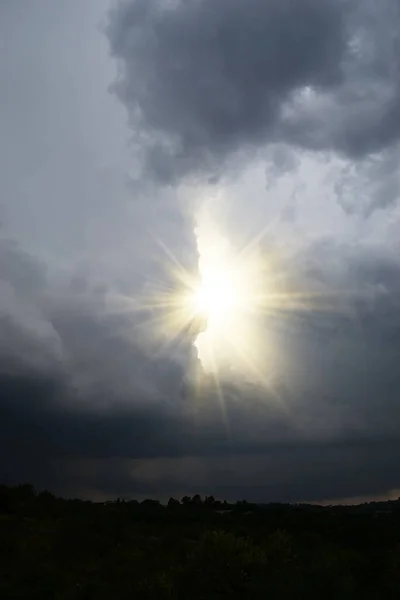 Солнечные Лучи Прорываются Сквозь Облака — стоковое фото