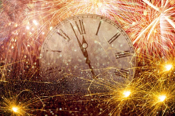 花火新年の時計カウントダウン新年の時計トーチや花火で新年に数分をマーク時計 — ストック写真