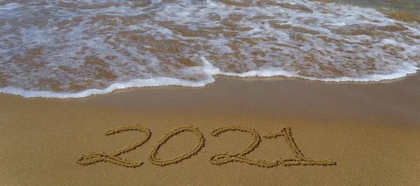 Frohes Neues Jahr 2021 Den Sand Geschrieben Frohes Neues Jahr lizenzfreie Stockfotos