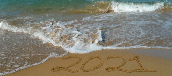 Frohes Neues Jahr 2021 Den Sand Geschrieben Frohes Neues Jahr Stockbild