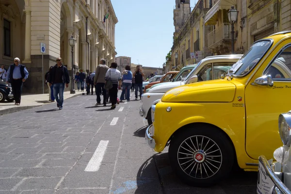 2014Mitglieder Des Italienischen Automobilclubs Fiat 500 Organisieren Eine Rallye Palazzolo Stockbild