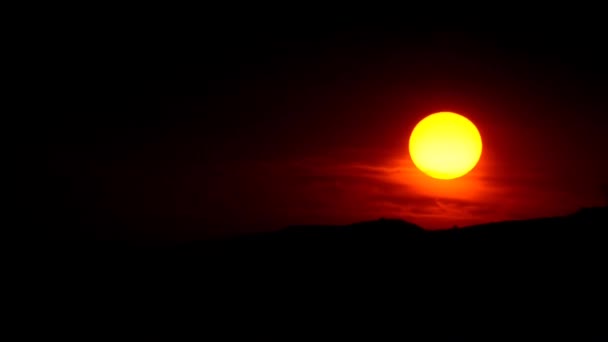 Крупный план Большой красный warm.Clouds заката неба солнца вечером природа вечернее небо пейзаж красивый чистый Большой восход солнца.. — стоковое видео