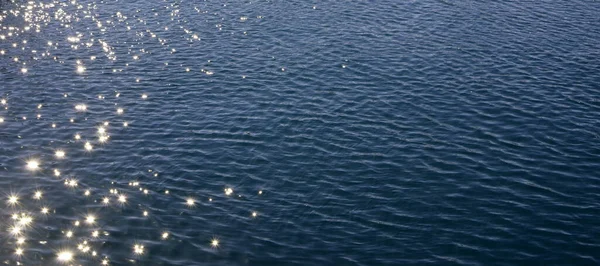Блакитна Морська Вода Сонячними Відбиттями Пульсаціями Поверхня Блакитної Морської Води — стокове фото