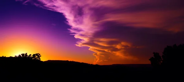 Закат желтый и фиолетовый — стоковое фото
