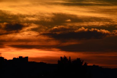 Gün batımında bulutlu gökyüzü