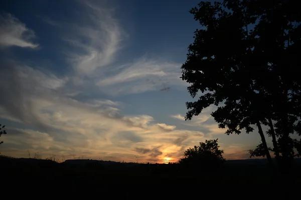 Pôr do sol com nuvens no céu — Fotografia de Stock