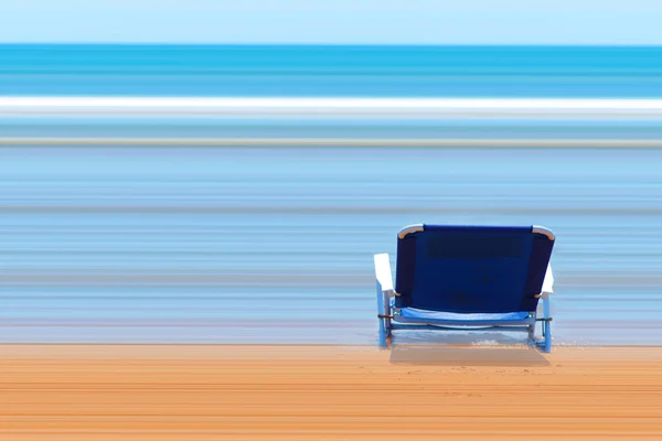 Cadeira de convés junto ao mar — Fotografia de Stock