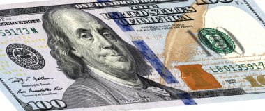 Beyaz arkaplanda 100 dolar izole et..