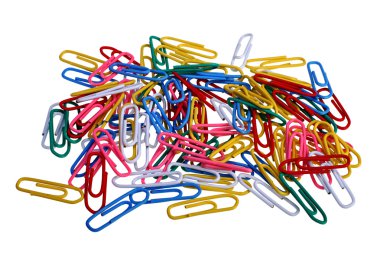 Beyaz arkaplanda izole edilmiş renkli ataçlar