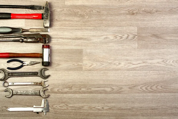 Metin için alanı olan tahta bir panelin üzerine araç seti.