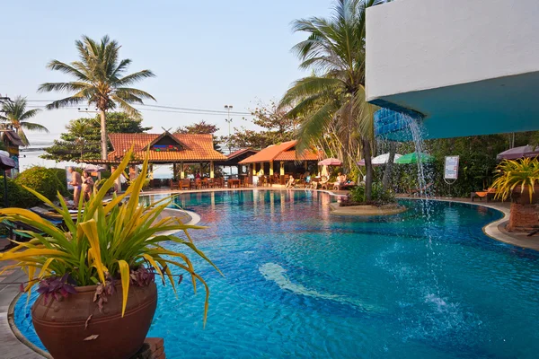 A piscina perto do hotel em Pattaya — Fotografia de Stock
