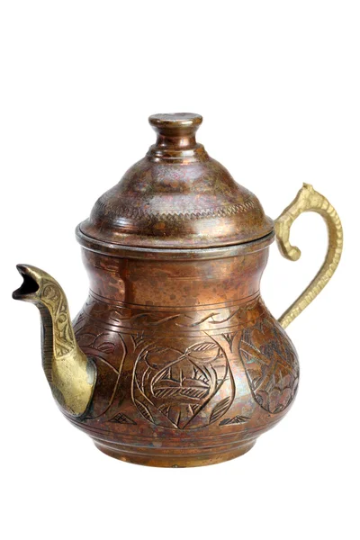 Bouilloire turque en cuivre pour le thé sur fond blanc — Photo