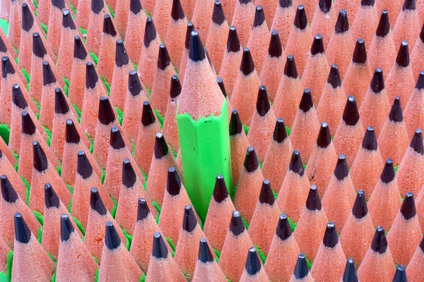 Grafit kalem bir fark ve muhalefet bir sembolü olarak farklı konumda bir dizi