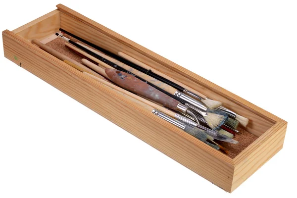 Beyaz kırpma yolu ile izole Boya fırçaları ahşap kutu