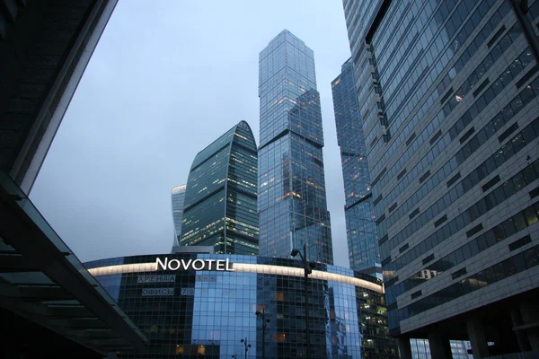 Moderne Wolkenkratzer bei Nacht. Moskau-Stadt. Russland. — Stockfoto