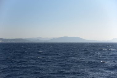 Açık bir günde deniz dinginliği