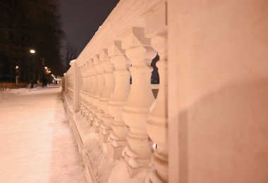 Balustrade kış akşamı parkında. Parkta destek ve eskrim.