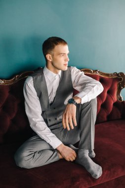 Tişörtlü ve yelekli adamlar bir sedirin üzerinde otururlar. Seçili odak. Bulanık arkaplan