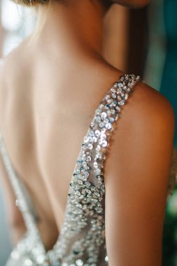 Gelinlik için arkanızı açın. Gelin onun arkasını kolluyor. Seçili odak. Bulanık arkaplan