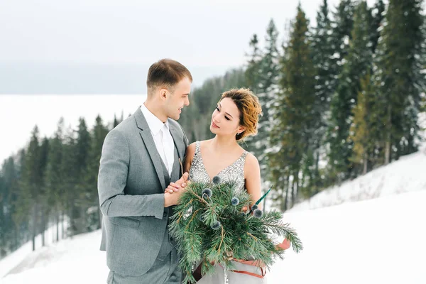 Mariage Hiver Les Jeunes Mariés Tiennent Main Sur Une Pente — Photo